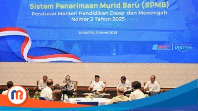 Menteri Pendidikan Dasar dan Menengah (Mendikdasmen), Abdul Mu'ti (tengah), didampingi jajaran pejabat Kemendikdasmen dalam acara Taklimat Media Sistem Penerimaan Murid Baru (SPMB) di Jakarta