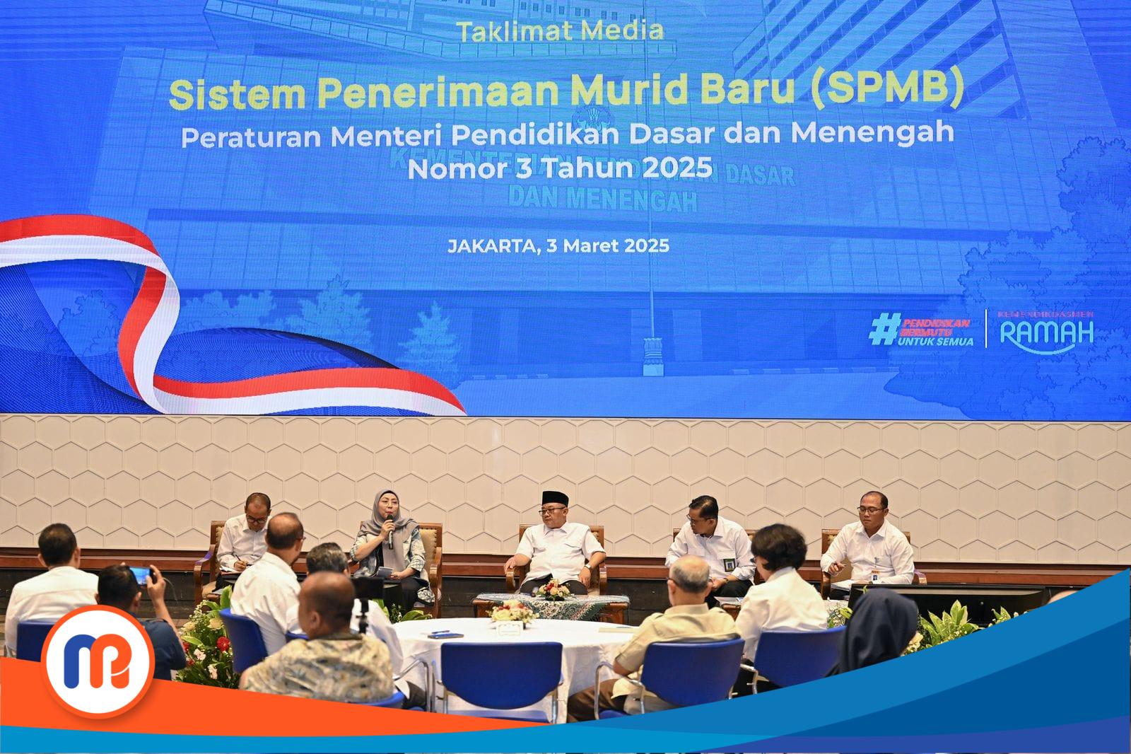 Menteri Pendidikan Dasar dan Menengah (Mendikdasmen), Abdul Mu'ti (tengah), didampingi jajaran pejabat Kemendikdasmen dalam acara Taklimat Media Sistem Penerimaan Murid Baru (SPMB) di Jakarta