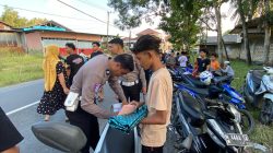 Polisi dan warga saat melakukan penggerebekan aksi balap liar di Desa Pamoroh, jalan Pamoroh Pamekasan