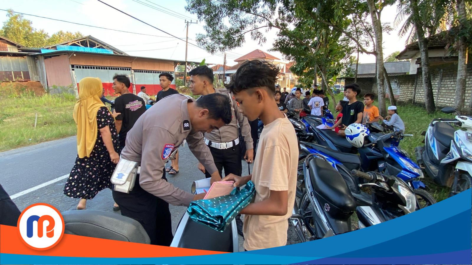 Polisi dan warga saat melakukan penggerebekan aksi balap liar di Desa Pamoroh, jalan Pamoroh Pamekasan