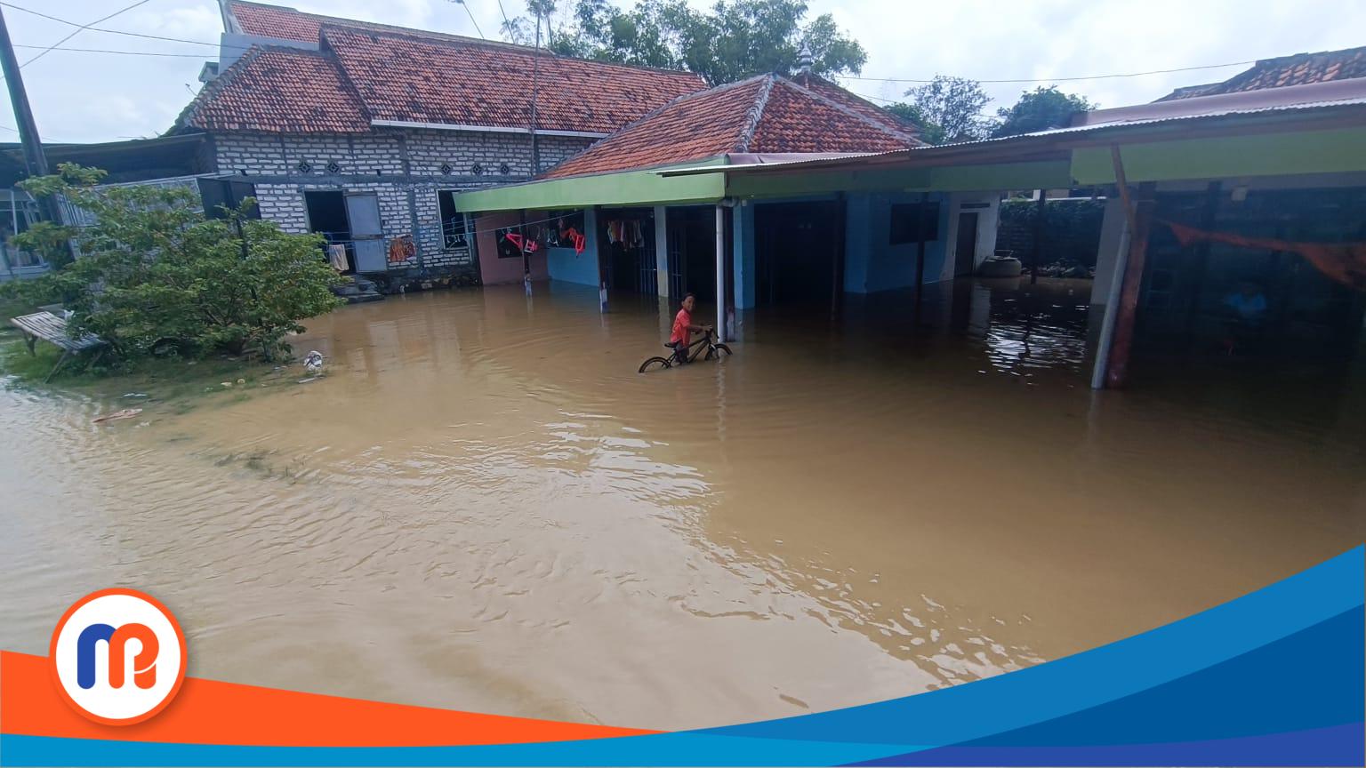 Rumah warga di Sampang terendam banjir akibat luapan Sungai Kalikemuning