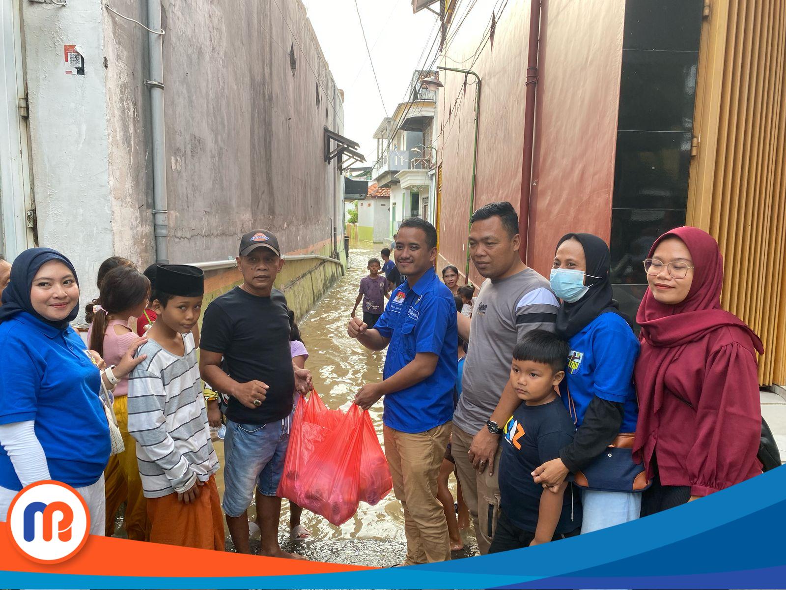 Beberapa pengurus DPD KNPI Sampang menyalurkan bantuan buka puasa untuk warga terdampak banjir