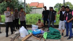 Tersangka berinisial D yang diamankan oleh polisi saat penggeledahan rumah terduga bandar narkoba yang dipimpin langsung oleh Kapolres Pamekasan di Dusun Pademabuh Laok, Desa Jambringin, Kecamatan Proppo