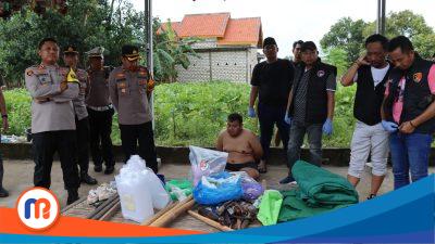 Tersangka berinisial D yang diamankan oleh polisi saat penggeledahan rumah terduga bandar narkoba yang dipimpin langsung oleh Kapolres Pamekasan di Dusun Pademabuh Laok, Desa Jambringin, Kecamatan Proppo