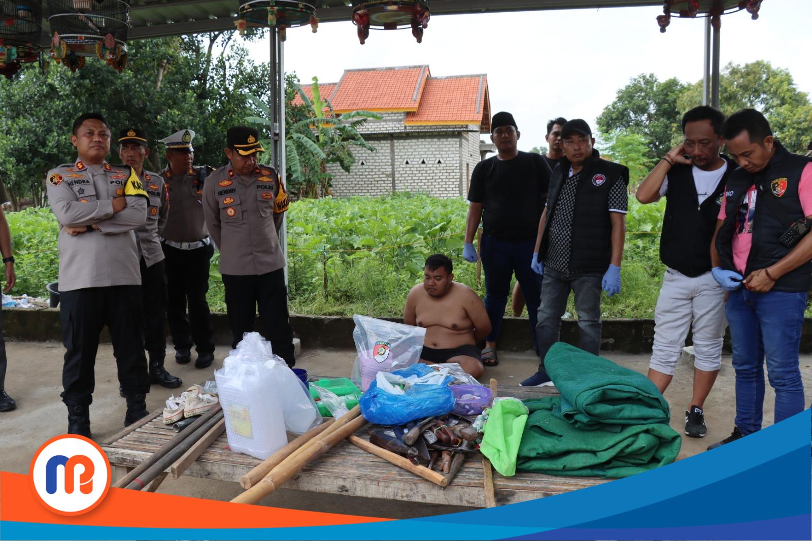 Tersangka berinisial D yang diamankan oleh polisi saat penggeledahan rumah terduga bandar narkoba yang dipimpin langsung oleh Kapolres Pamekasan di Dusun Pademabuh Laok, Desa Jambringin, Kecamatan Proppo