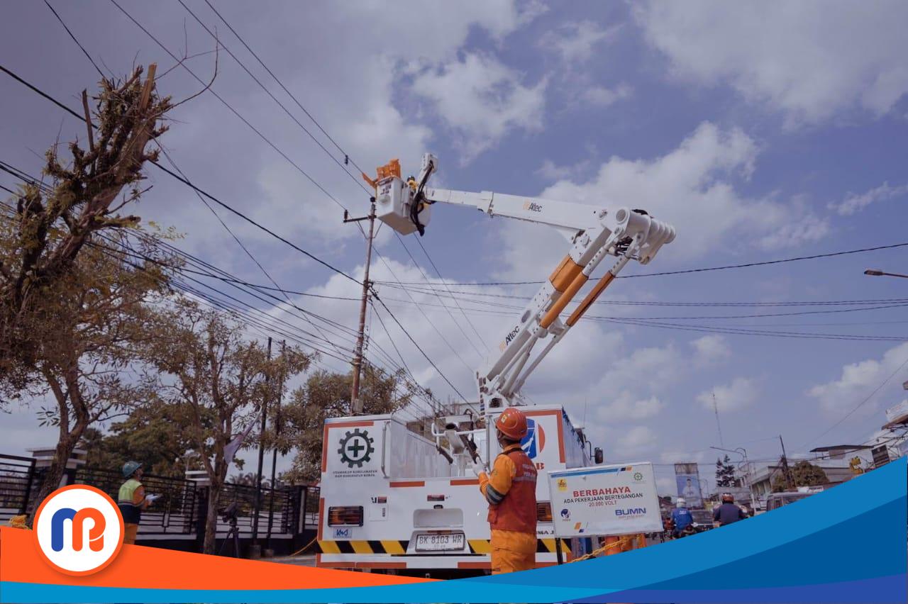Petugas PLN tengah memastikan keandalan pasokan listrik selama Ramadan dan Idulfitri 2025