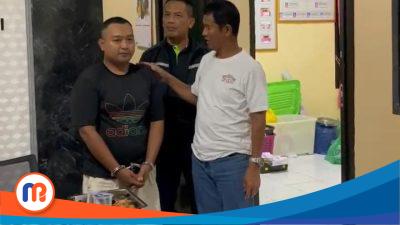 Pelaku pembunuhan di Kecamatan Sokobanah, Kabupaten Sampang (diborgol) saat digelandang pihak aparat kepolisian, Polres Kabupaten Sampang