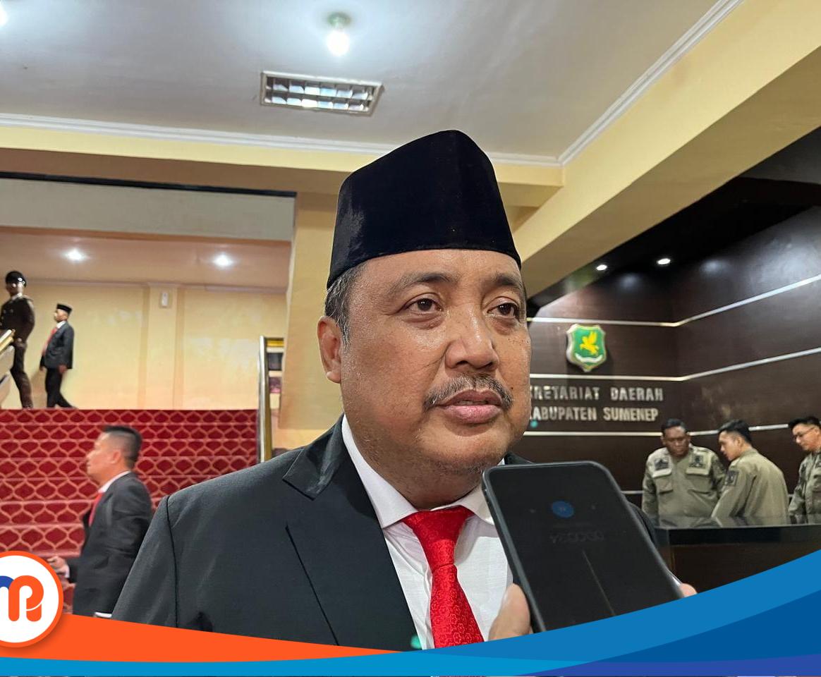 Kepala Bakesbangpol Kabupaten Sumenep, Dzulkarnain saat diwawancarai jurnalis media ini