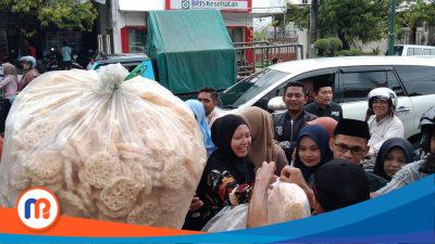 Warga berkerumun di penjual yang berjualan di Jalan Trunojoyo, Kota Sumenep, Madura, Jawa Timur, Senin (17/03/2025)