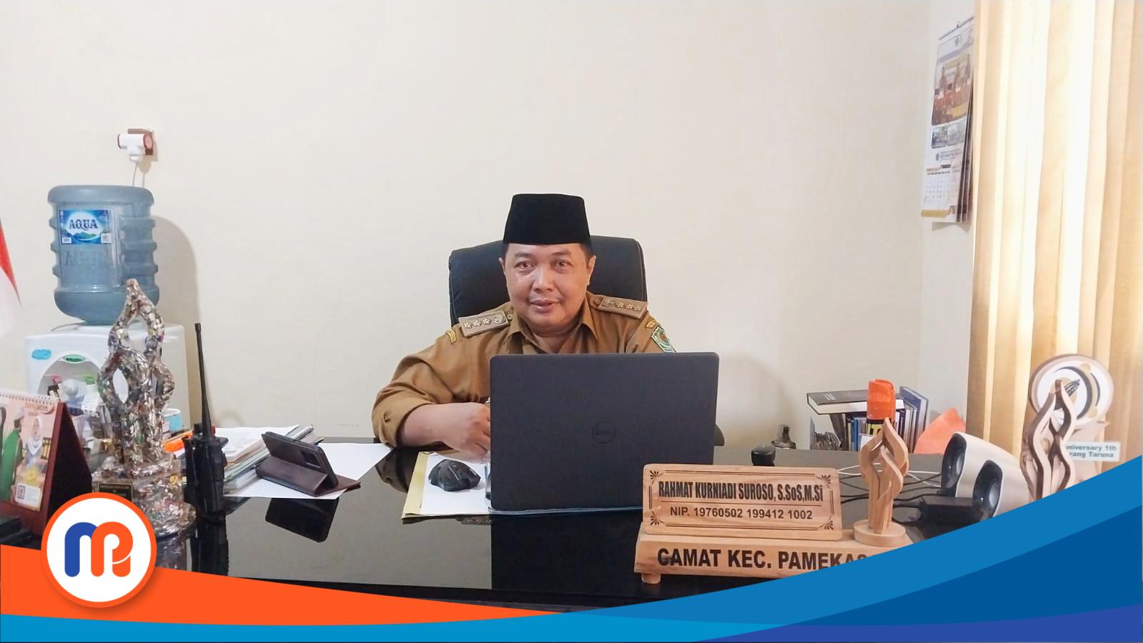 Camat Kecamatan Pamekasan, Dr. Rahmat Kurniadi Suroso, S.Sos., M.Si., usai diwawancarai awak media Madurapers di ruang kerjanya