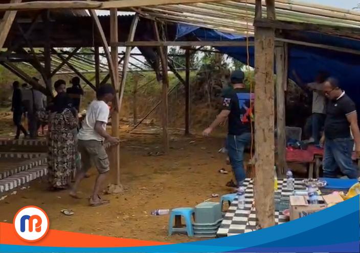 Anggota Polres Sampang sedang membongkar arena sabung ayam di Desa Bira Tengah, Kecamatan Sokobanah, Kabupaten Sampang