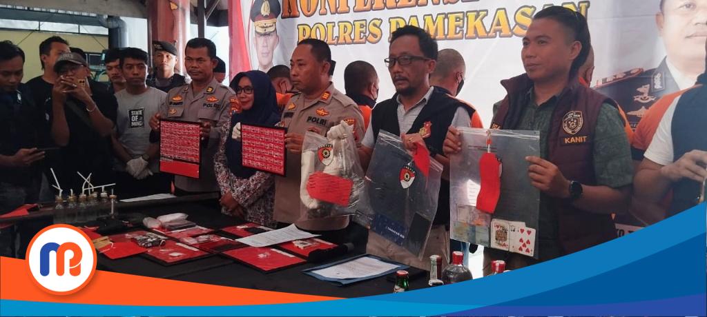 Tersangka narkoba, perjudian, prostitusi, peredaran minuman keras ilegal, dan bahan peledak (handak) dalam pres release Polres Pamekasan