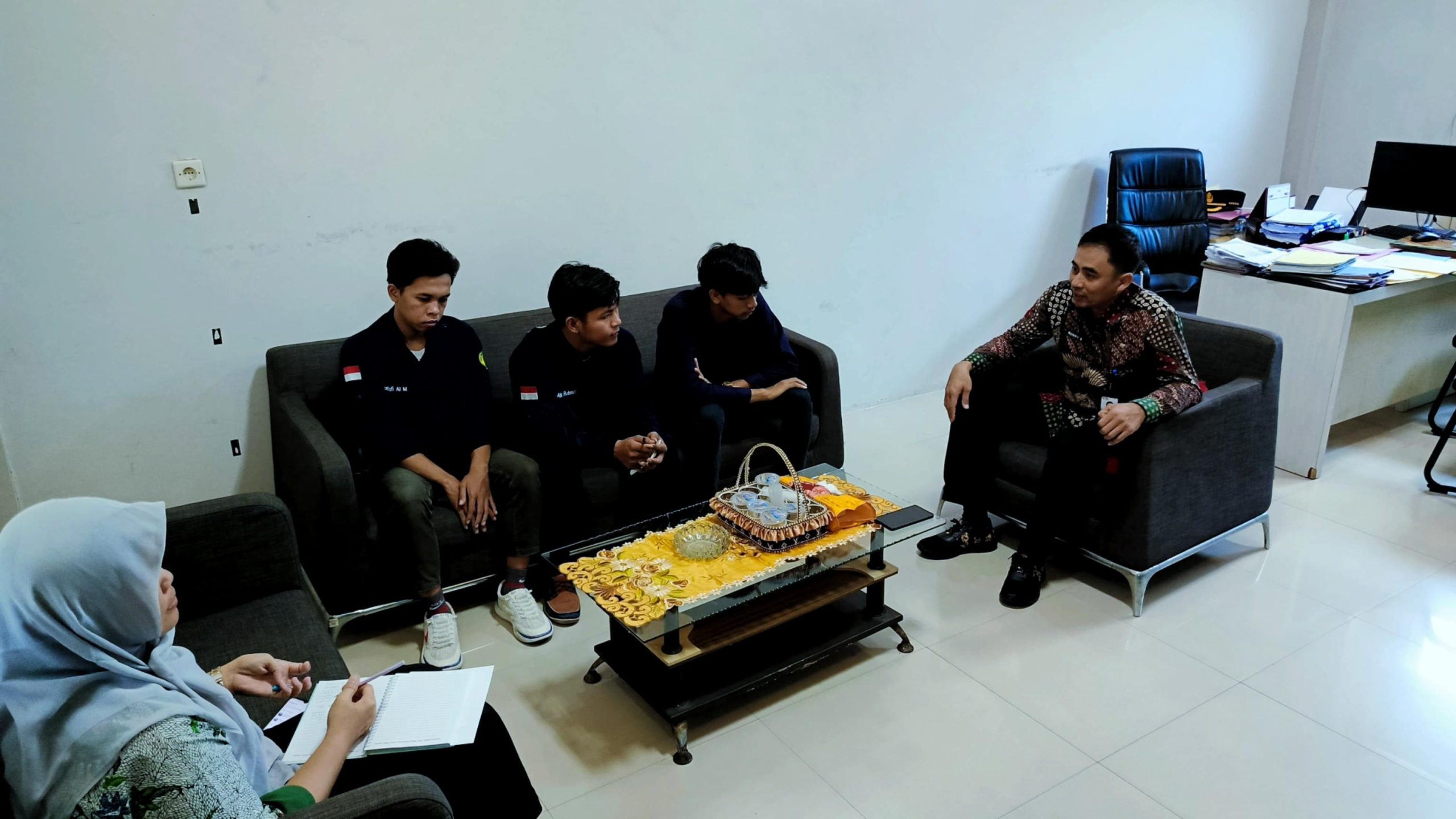 Mahasiswa yang tergabung dalam Himpunan Mahasiswa Bahasa dan Sastra Indonesia (HIMABA) STKIP PGRI Bangkalan saat melakukan kunjungan ke Dinas Pendidikan (Disdik) Kabupaten Bangkalan, Kamis (13/03/2025)