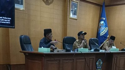 Musawwir (kiri) bersama dengan Bupati (tengah) dan Wakil Bupati Kabupaten Bangkalan dalam pertemuan dengan perusahaan-perusahaan yang beroperasi di wilayah Kabupaten Bangkalan, Selasa (11/03/2025). Ia merupakan Anggota Komisi III dan Badan Anggaran (Banggar) Dewan Perwakilan Rakyat Daerah (DPRD) Kabupaten Bangkalan