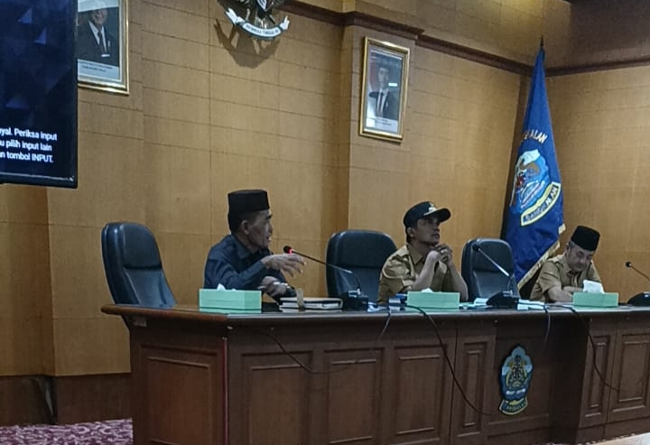 Musawwir (kiri) bersama dengan Bupati (tengah) dan Wakil Bupati Kabupaten Bangkalan dalam pertemuan dengan perusahaan-perusahaan yang beroperasi di wilayah Kabupaten Bangkalan, Selasa (11/03/2025). Ia merupakan Anggota Komisi III dan Badan Anggaran (Banggar) Dewan Perwakilan Rakyat Daerah (DPRD) Kabupaten Bangkalan