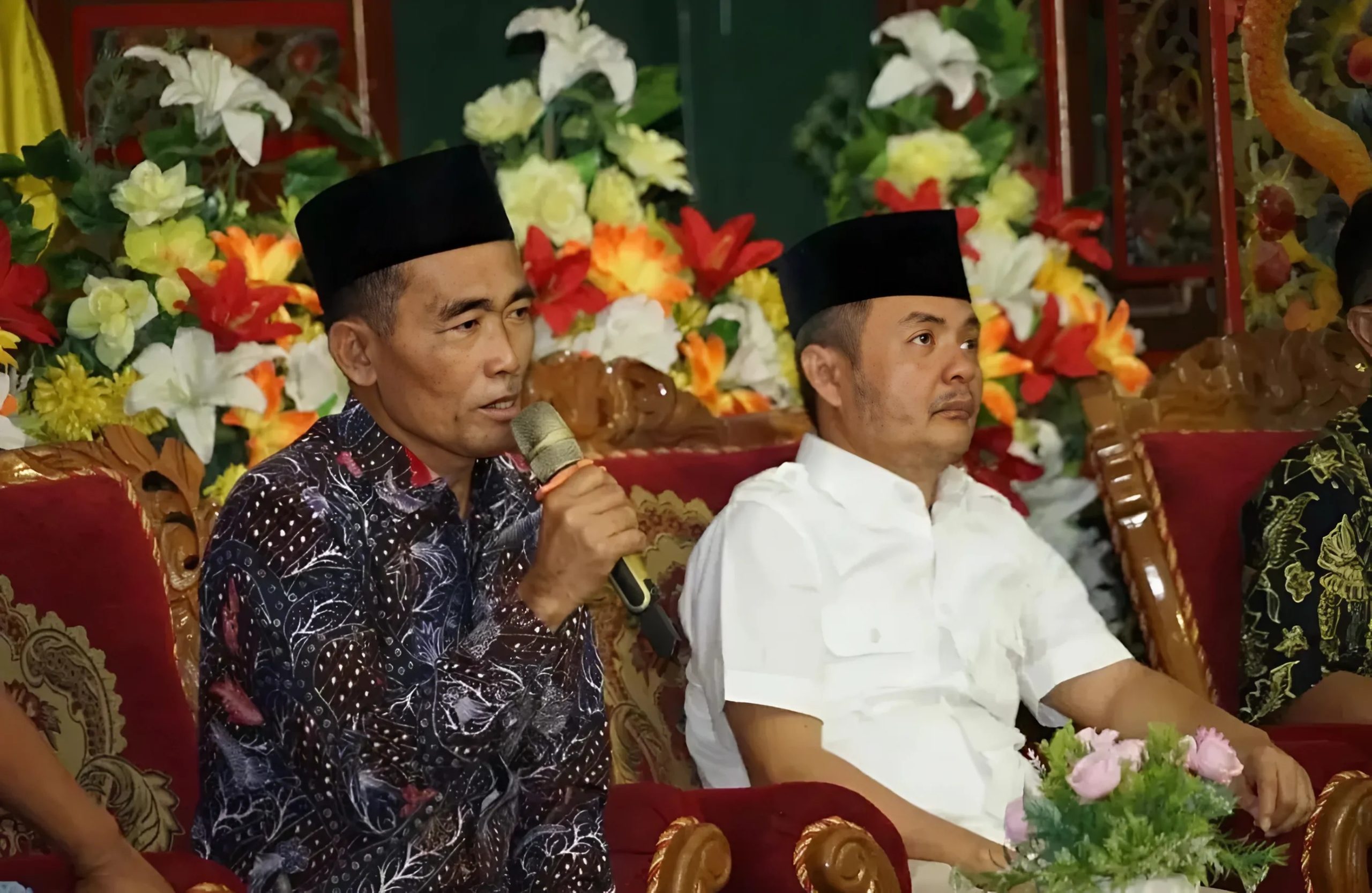 Musawwir (pegang mikropon), anggota DPRD bersama dengan Wakil Bupati Kabupaten Bangkalan dalam acara Forum Konsultasi Publik dalam rangka pembahasan Ranwal RPJMD Kabupaten Bangkalan tahun 2025-2029, di Gedung Merdeka, Bangkalan, Rabu (12/03/2025)