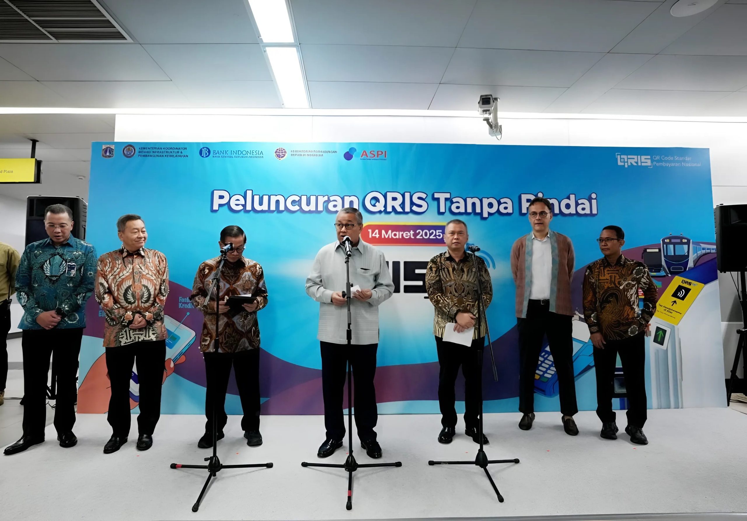 Bank Indonesia (BI), Kementerian Koordinator Bidang Infrastruktur dan Pembangunan Kewilayahan, Kementerian Perhubungan, dan Pemerintah DKI Jakarta pada hari ini, Jumat (14/3), secara resmi meluncurkan QRIS Tanpa Pindai (QRIS TAP) di Stasiun MRT Bundaran HI Bank DKI, Jakarta, Jumat, 14 Maret 2025