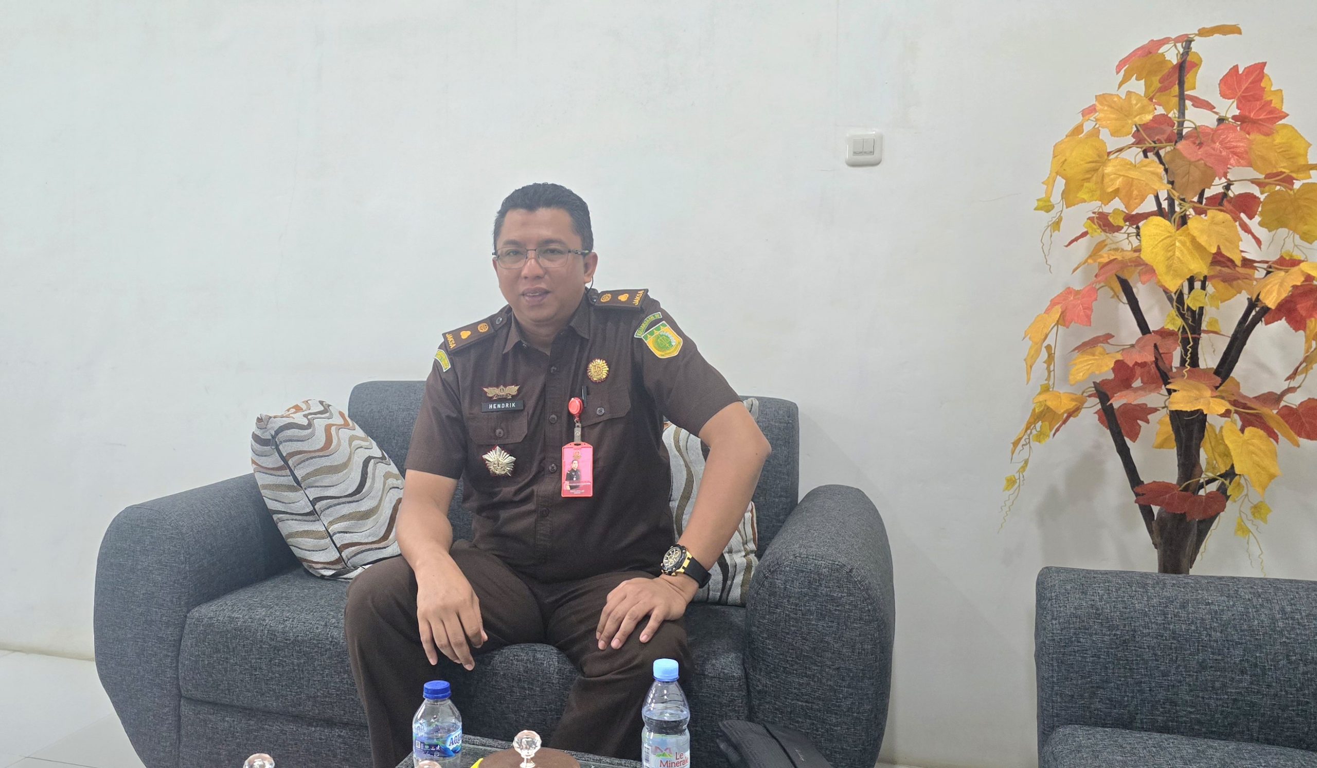 Kepala Seksi Pidana Umum (Kasi Pidum) Kejaksaan Negeri Bangkalan, Hendrik Murbawan, usai diwawancarai di ruang kerjanya