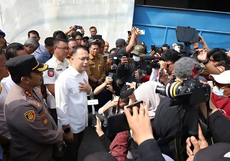 Wali Kota Surabaya, Eri Cahyadi, saat memimpin penyegelan gudang CV Sentoso Seal di pergudangan Margomulyo, Surabaya