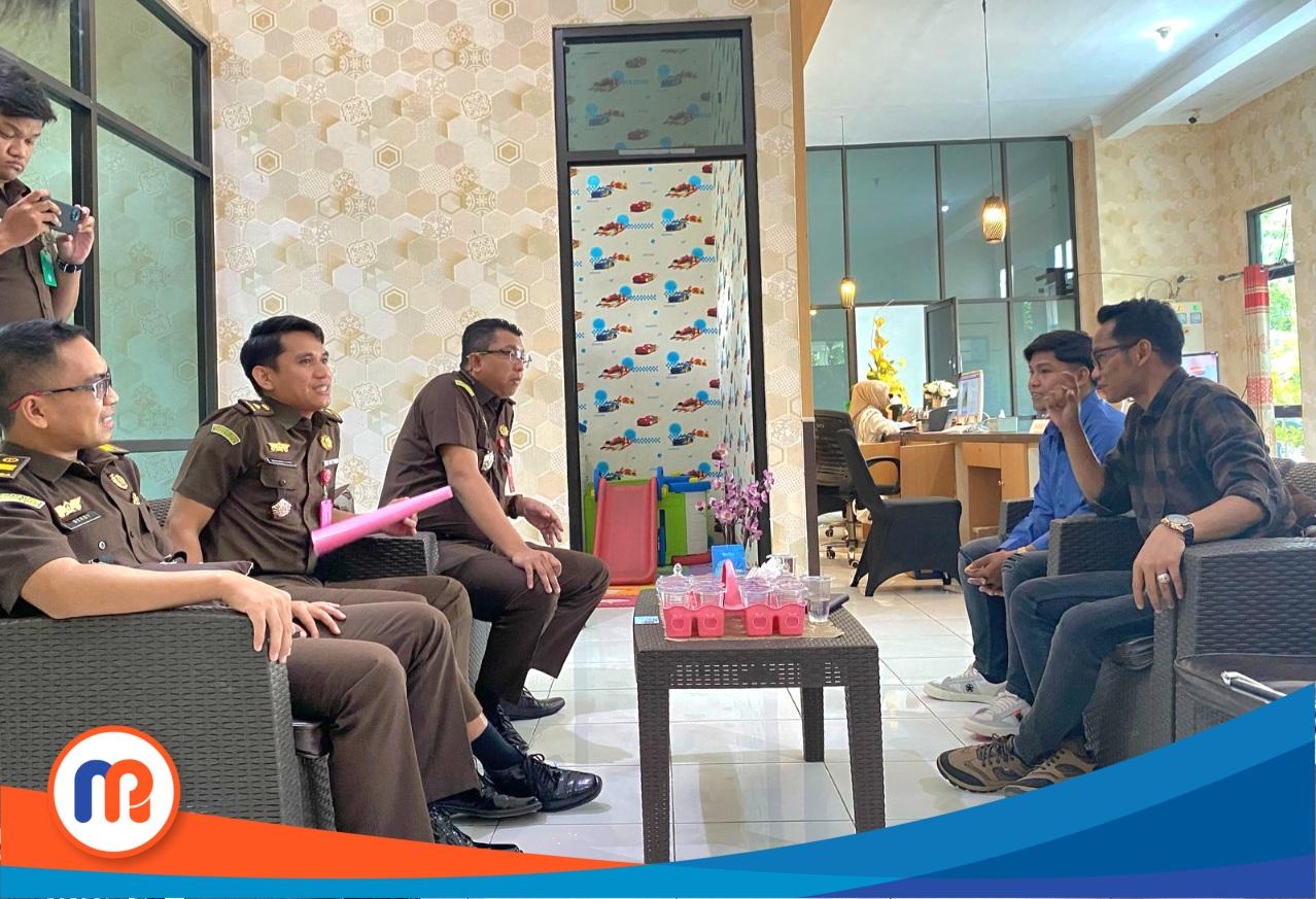 Kasi Pidana Khusus, Muhammad Fakhry, saat menemui awak media di ruang pelayanan publik bersama beberapa bidang lainnya