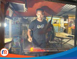 Mahasiswa Aktif UTM Jualan Sate, Ifan Tunjukkan Arti Mandiri