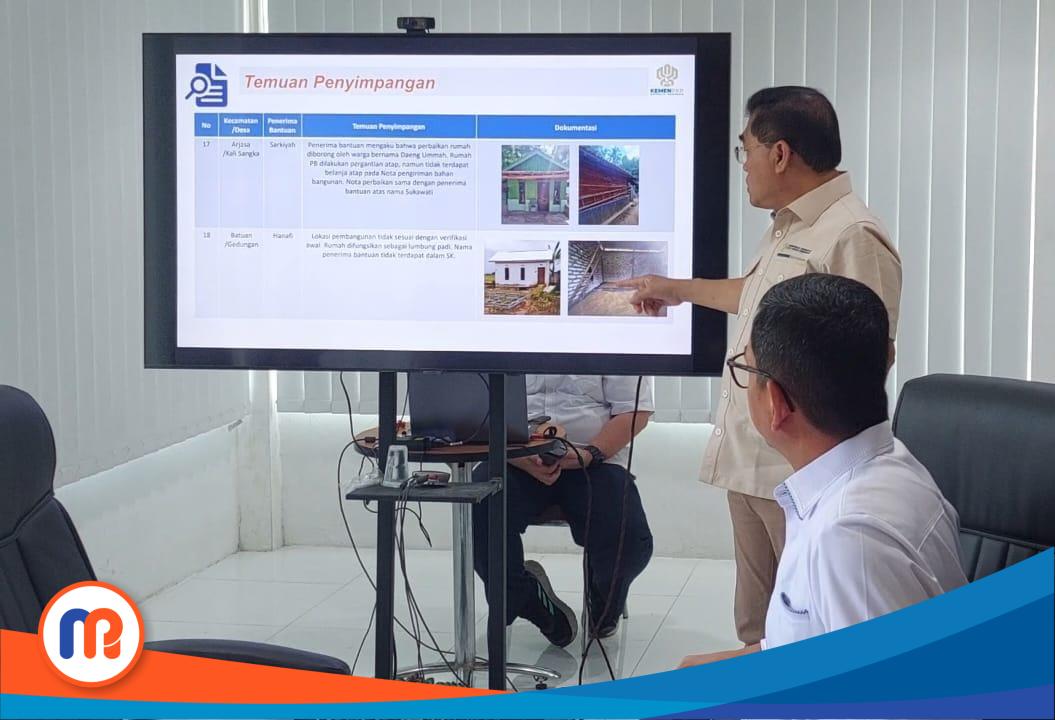 Inspektur Jenderal PKP, Heri Jerman, saat menunjukkan laporan dugaan korupsi program BSPS, Senin (28/04/2025)