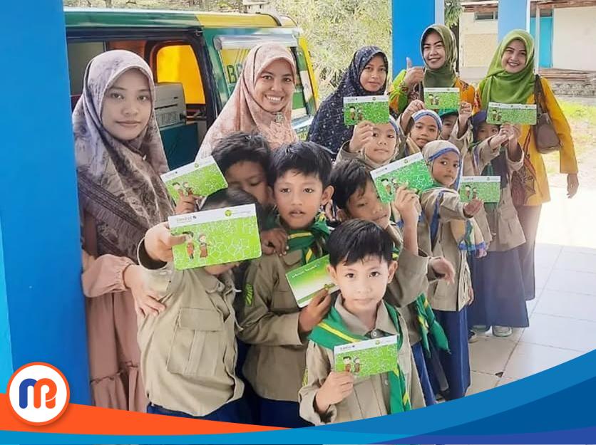 Foto bersama dengan siswa dan guru, usai BPRS Bhakti Sumekar melakukan sosialisasi dalam peluncuran program Tabungan SimPel pada beberapa waktu yang lalu