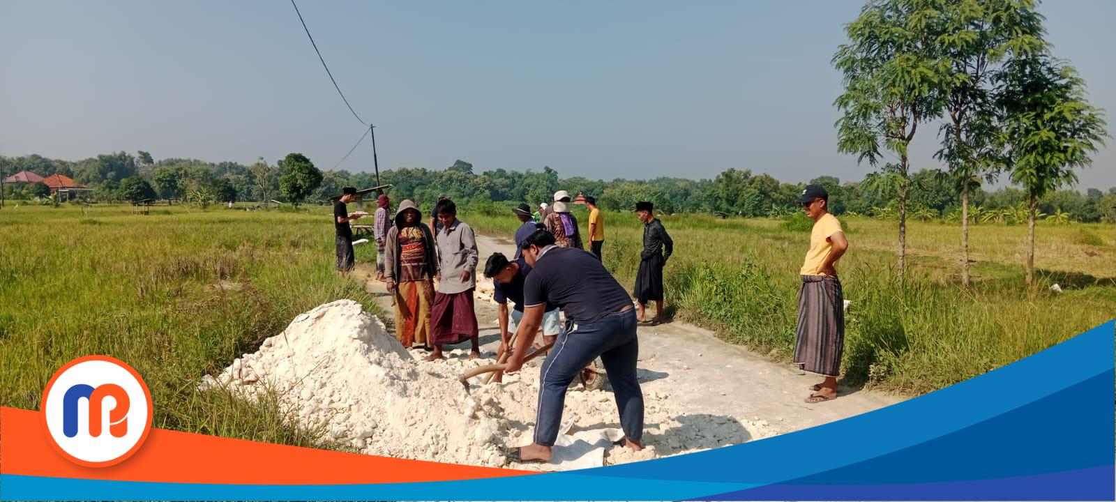 Perbaikan jalan raya secara swadaya oleh masyarakat Bulukagung dan masyarakat Bulung di sepanjang jalan kabupaten yang menghubungkan Klampis menuju Geger