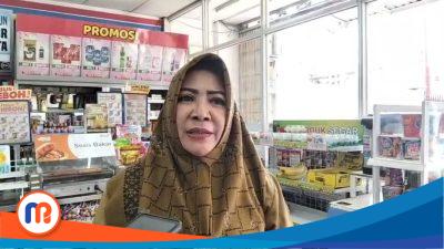 Ridawati, Pengawas Perdagangan Ahli Muda Disperindag Kabupaten Pamekasan saat diwawancarai awak media terkait temuan produk marshmellow larang edar karena mengadung babi