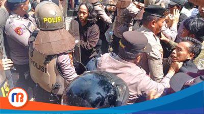 Ratusan demonstran tampak terlihat ricuh di depan Mapolres Bangkalan. Aksi demonstrasi ini digelar oleh Himpunan Mahasiswa Islam (HMI) Cabang Bangkalan, Rabu (30 /04/2025)