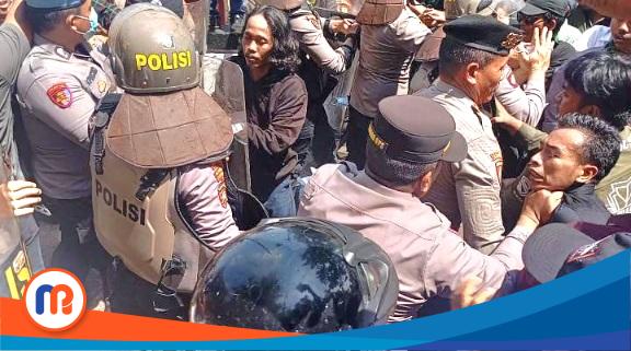 Ratusan demonstran tampak terlihat ricuh di depan Mapolres Bangkalan. Aksi demonstrasi ini digelar oleh Himpunan Mahasiswa Islam (HMI) Cabang Bangkalan, Rabu (30 /04/2025)