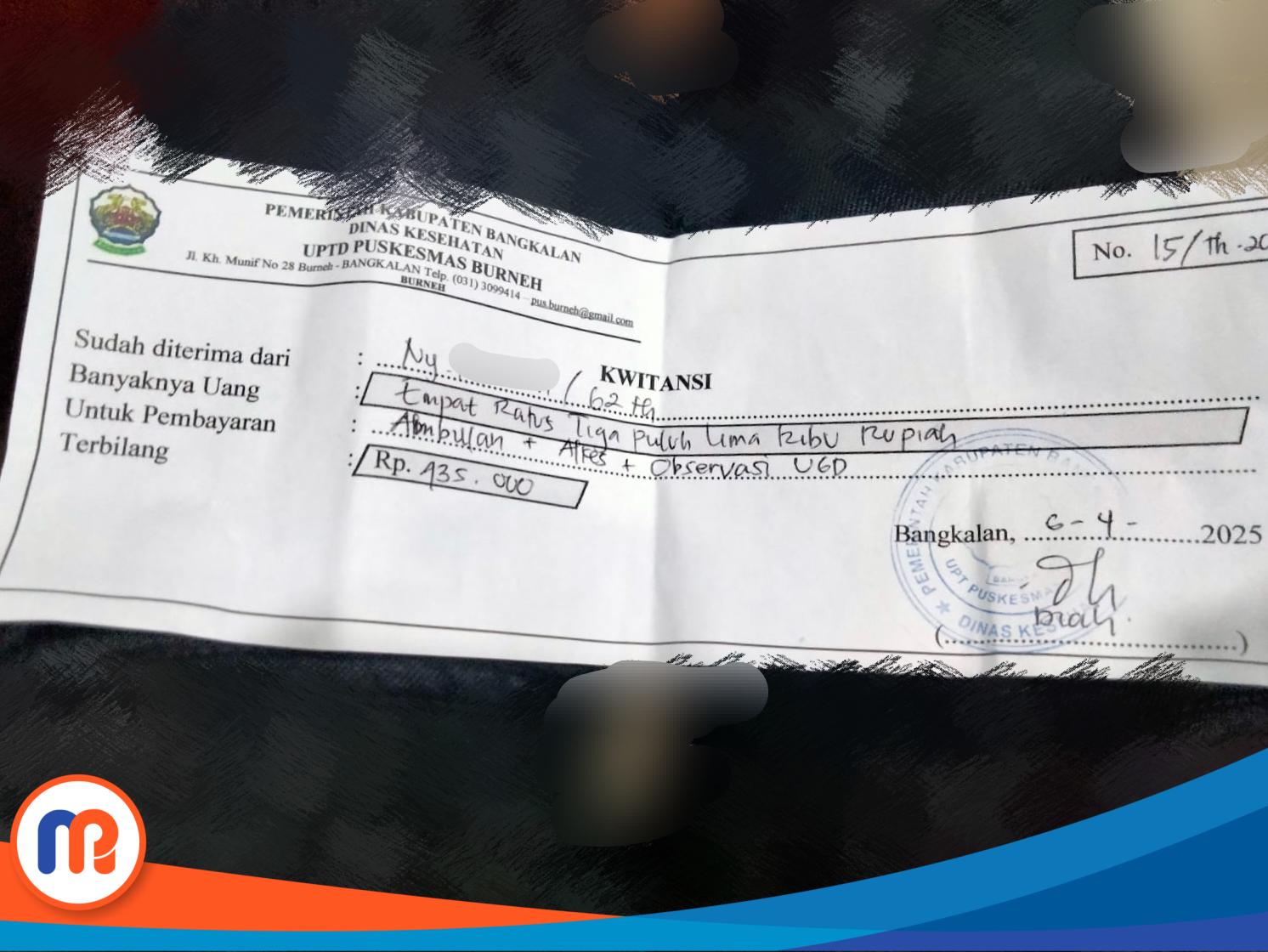 Bukti kwitansi pembayaran yang diberikan Puskesmas Burneh kepada korban kecelakaan, NM (62), sebesar Rp435.000