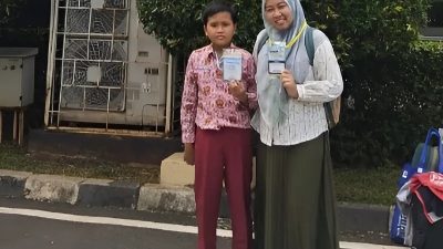 Rezandyka Noviandini (guru) dan Daris Gibran Irawan (siswa) SD Muhammadiyah 1 Bangkalan (SD Mutuba) di Universitas Terbuka Convention Center (UTCC), Tangerang Selatan (Sumber Foto: Sofi Koesminarsih/PWMU, 2025).