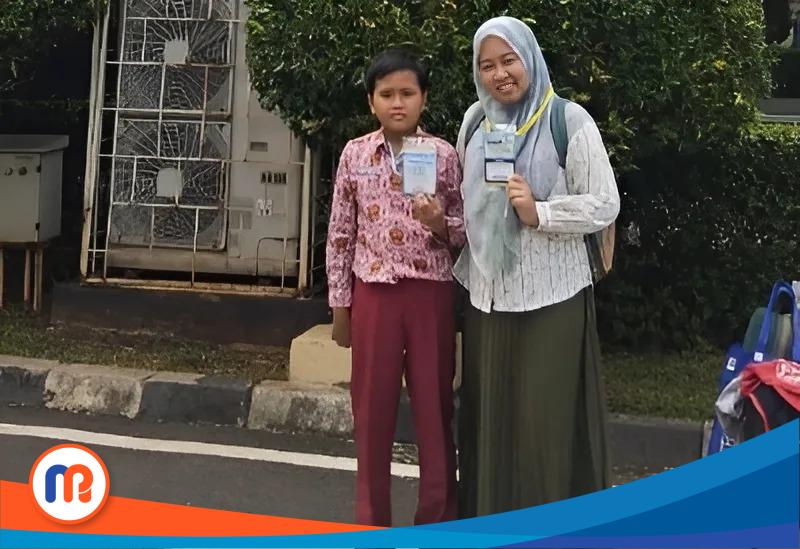 Rezandyka Noviandini (guru) dan Daris Gibran Irawan (siswa) SD Muhammadiyah 1 Bangkalan (SD Mutuba) di Universitas Terbuka Convention Center (UTCC), Tangerang Selatan (Sumber Foto: Sofi Koesminarsih/PWMU, 2025).