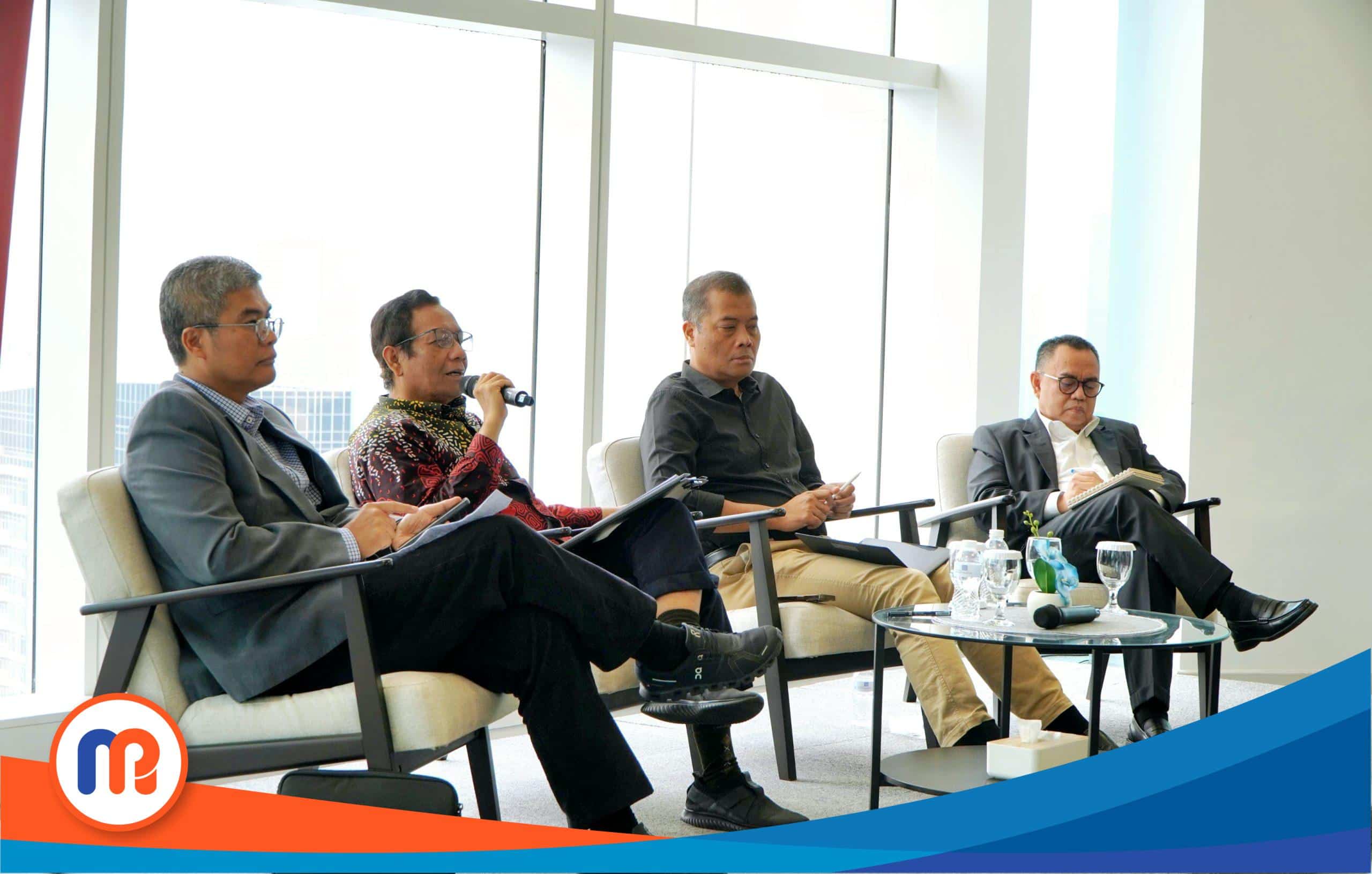 Universitas Paramadina menggelar diskusi publik, yang mmenghadirkan para pakar, pertama, Wakil Rektor Universitas Paramadina, Handi Risza Idris, kedua, Sudirman Said, Ketua Institut Harkat Negeri, ketiga, Mahfud MD, pakar hukum, keempat, Direktur Tempo Media Group, Budi Setyarso