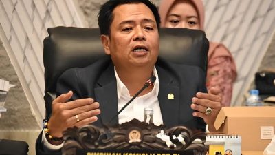 Ketua Komisi V DPR RI, Lasarus, saat memimpin rapat kerja bersama Menteri Pekerjaan Umum, Dody Hanggodo, di Gedung Nusantara, Senayan, Jakarta, Rabu (07/05/2025)