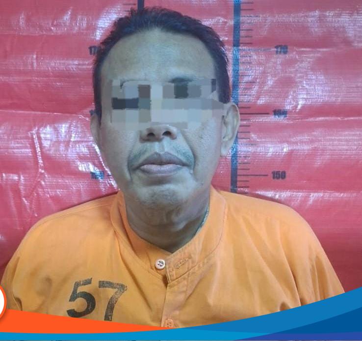 AMK (51), warga Kecamatan Kota Sampang, Kabupaten Sampang