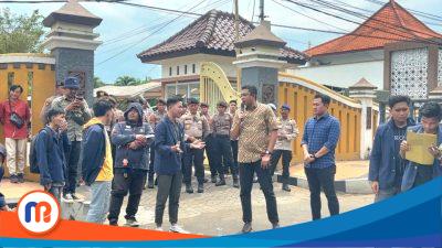 Kasi Pidum Kejari Bangkalan, Hendrik Murbawan, saat menemui dan menanggapi aspirasi peserta aksi demonstrasi mahasiswa Universitas Trunojoyo Madura (UTM) di depan kantor Kejaksaan Negeri (Kejari) Bangkalan