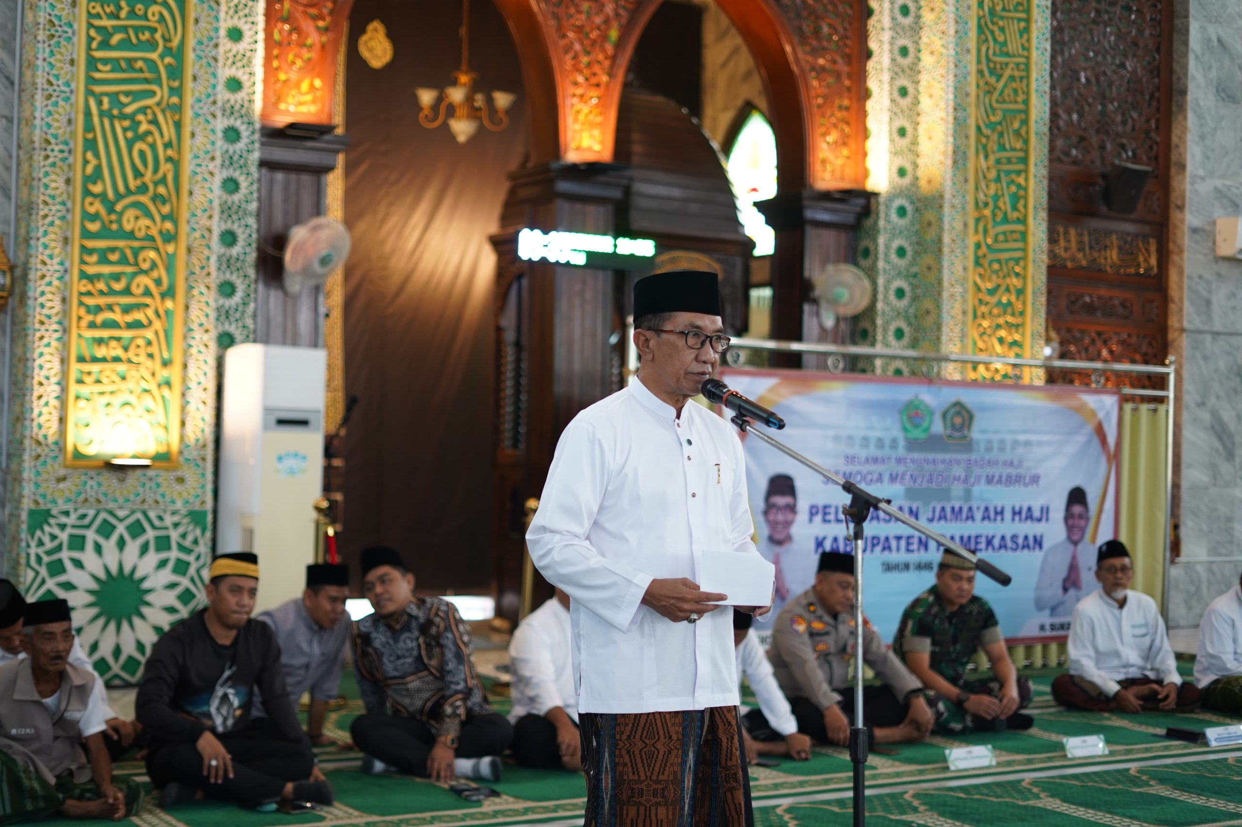 Bupati Pamekasan saat melaksanakan kegiatan pemberangkatan jamaah haji di Pamekasan