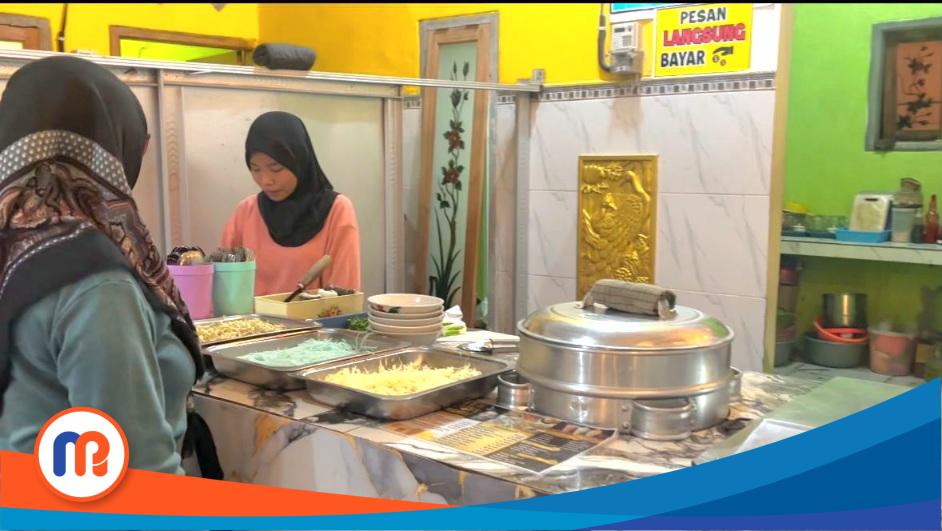 Durroton Nafis, mahasiswi Universitas Trunojoyo Madura (UTM) saat melayani pembeli bakso. Jualan bakso adalah pekerjaannya yang juga sebagai mahasiswa UTM