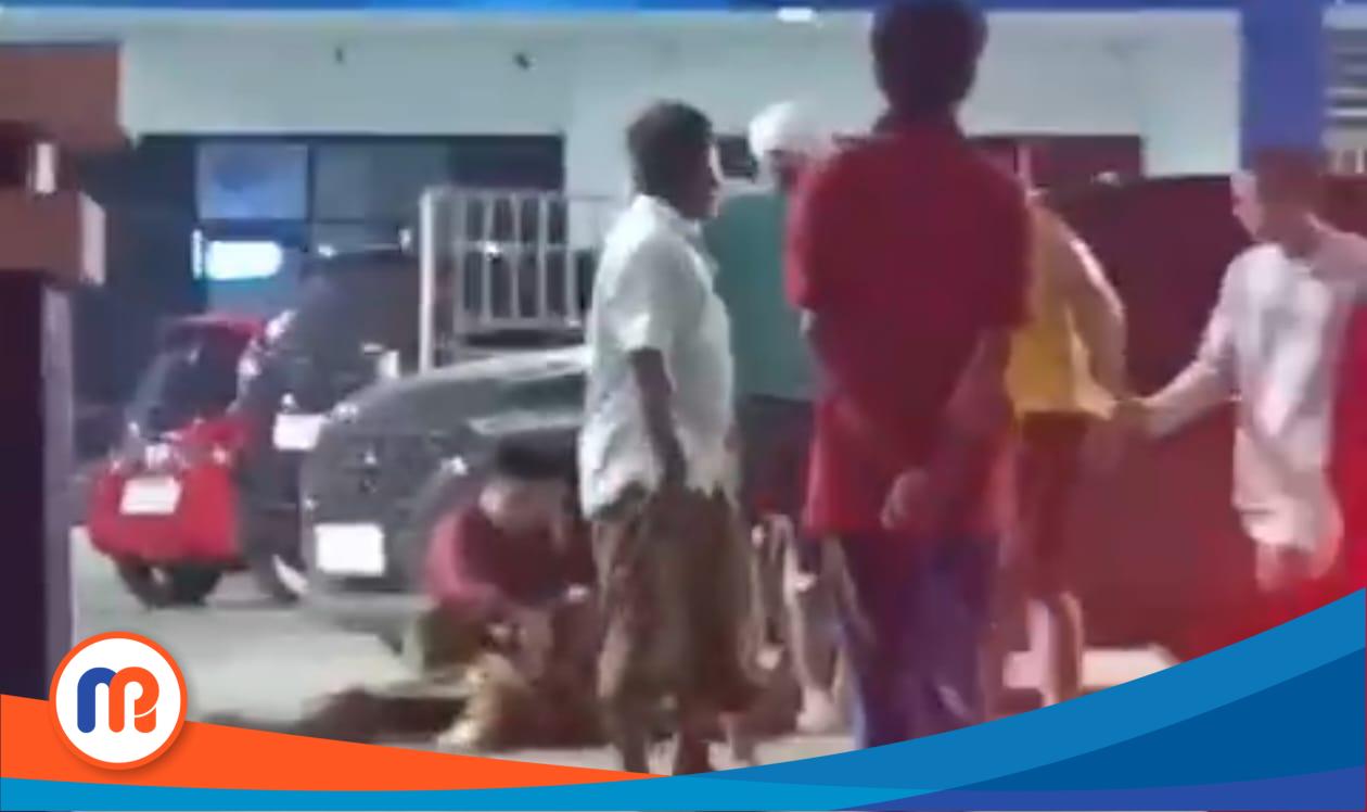 Korban pembacokan terkapar di area parkiran RSUD Ketapang saat diamankan warga