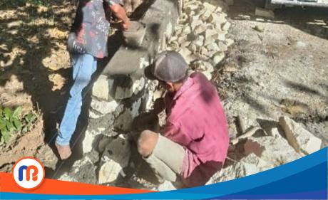 Pengerjaan Tembok Penahan Tanah (TPT) di Desa Baengas, Kecamatan Labang, Kabupaten Bangkalan, yang menjadi sorotan warga setempat