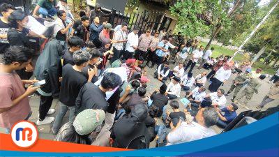Bupati Bangkalan, Lukman Hakim, ajak himpunan mahasiswa Bangkalan (HIMABA) duduk dan menyampaikan aspirasinya dengan kepala dingin