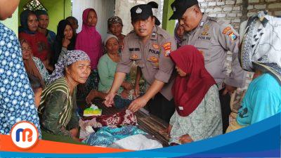 Anggota Polsek Karang Penang, Kabupaten Sampang, saat mendatangi rumah penemu bayi