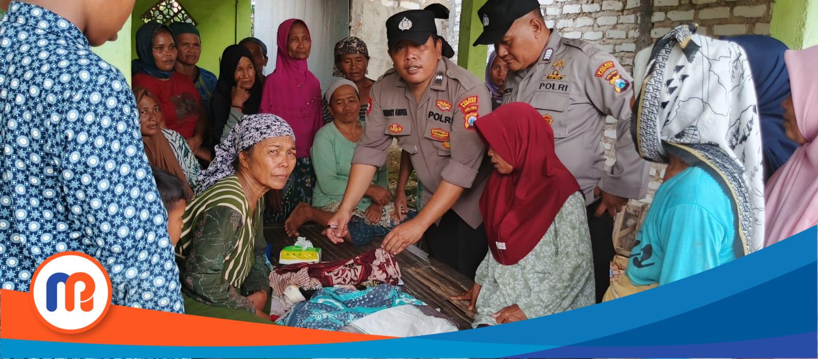 Anggota Polsek Karang Penang, Kabupaten Sampang, saat mendatangi rumah penemu bayi