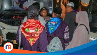 Potret Calon Jemaah Haji (CJH) asal Sumenep pakai atribut syal berlogo Pemkab dan BPRS Bhakti Sumekar saat diberangkatkan pada Rabu malam (7/5/2025) di GOR A Yani Sumenep