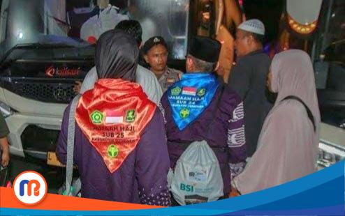 Potret Calon Jemaah Haji (CJH) asal Sumenep pakai atribut syal berlogo Pemkab dan BPRS Bhakti Sumekar saat diberangkatkan pada Rabu malam (7/5/2025) di GOR A Yani Sumenep