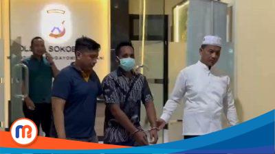 Tersangka pengedar sabu (Diborgol dan memakai masker) digelandang anggota polisi di Polsek Sokobanah