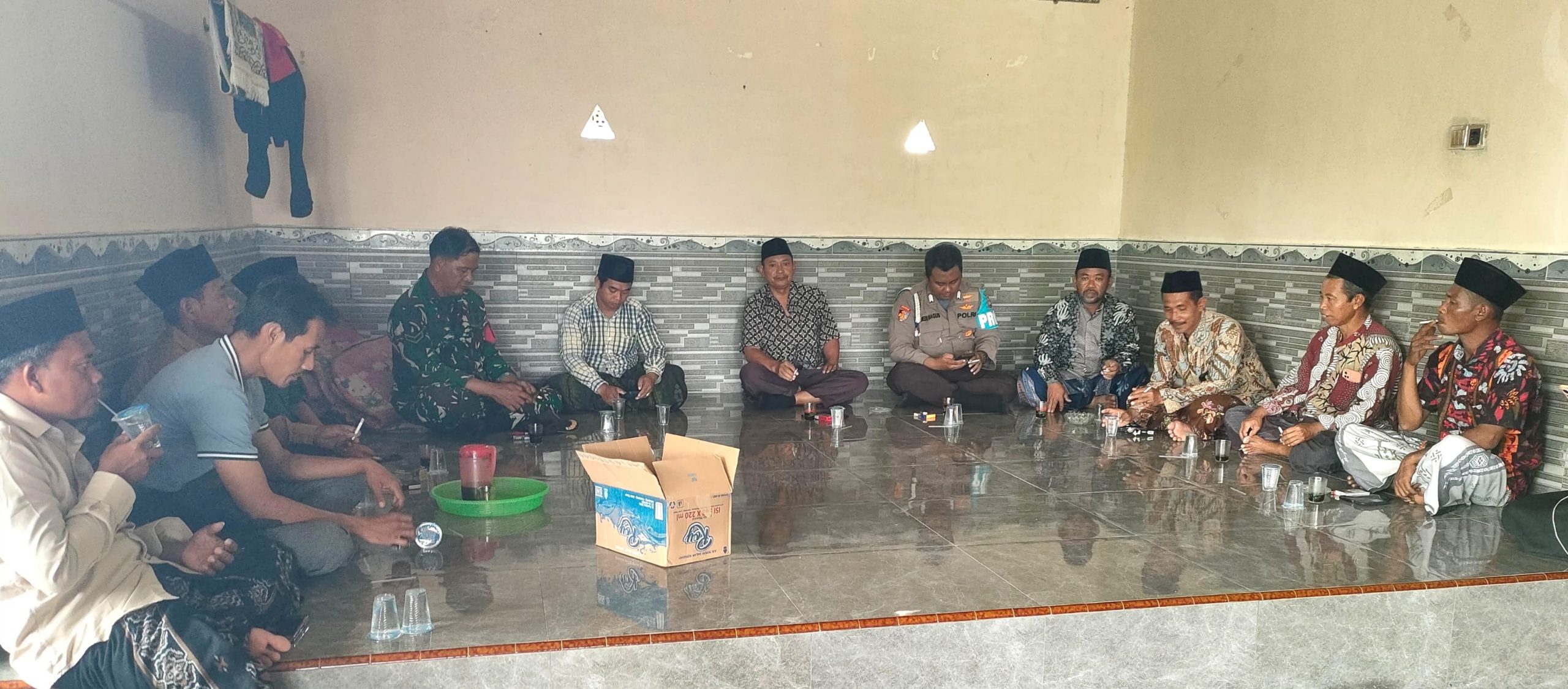 Suasana rapat BPD dan Perangkat Desa Tebanah perihal pemindahan kantor desa