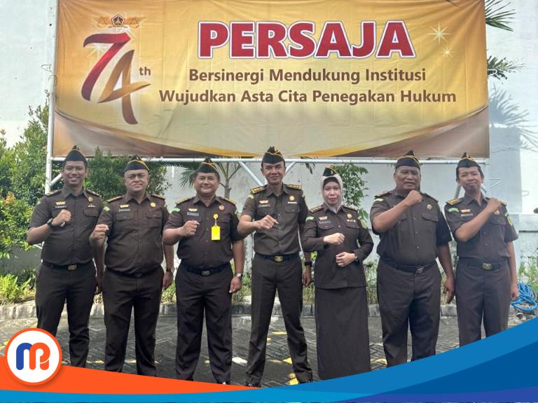 Foto bersama Pelaksana Harian (Plh) Kepala Seksi Intelijen Kejaksaan Negeri Pamekasan, Ahmad Iriyanto Sudaryono, S.H., di Halaman Kejaksaan Negeri Pamekasan